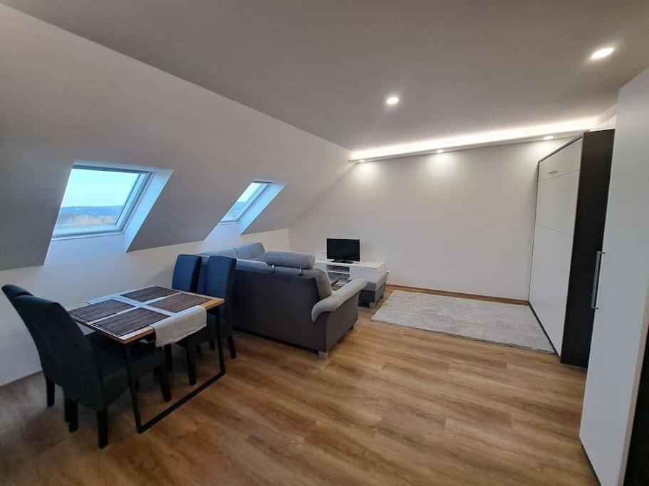 TV a/nebo společenská místnost v ubytování Apartmán Moulis