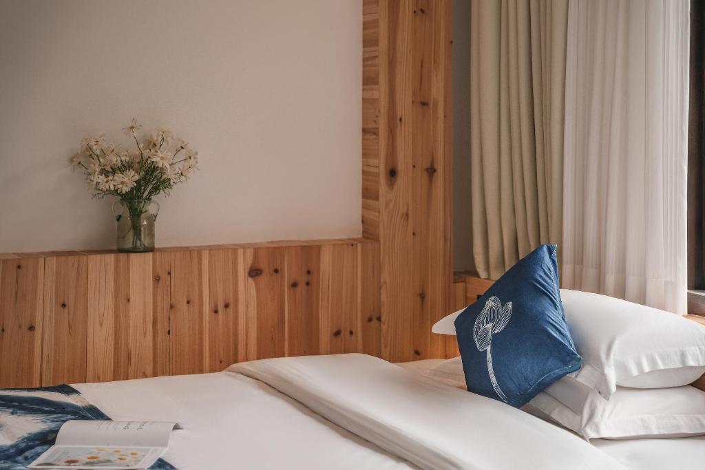Postel nebo postele na pokoji v ubytování 肇兴溪舍山堂 Creekside Inn