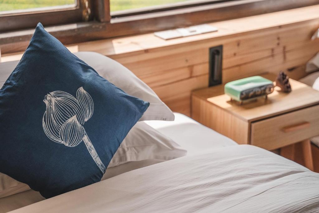Postel nebo postele na pokoji v ubytování 肇兴溪舍山堂 Creekside Inn
