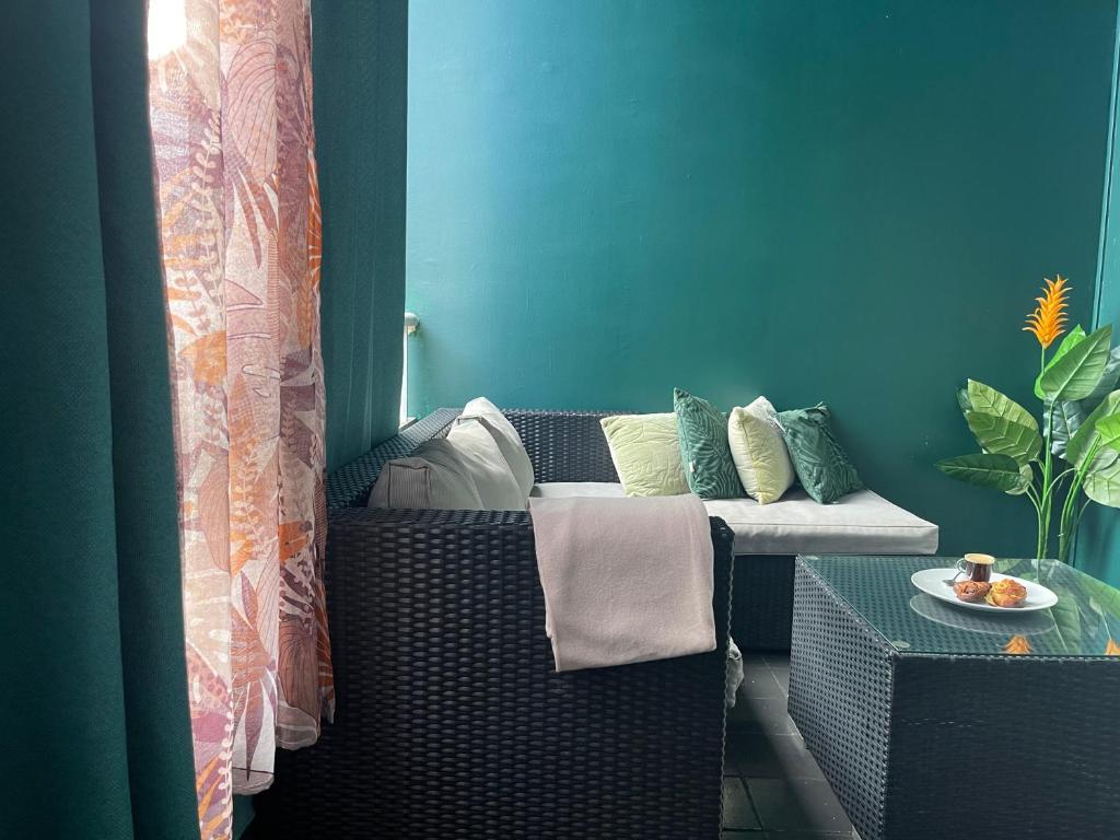 Un lugar para sentarse en APPART SPA 20 MIN port croisière et aéroport