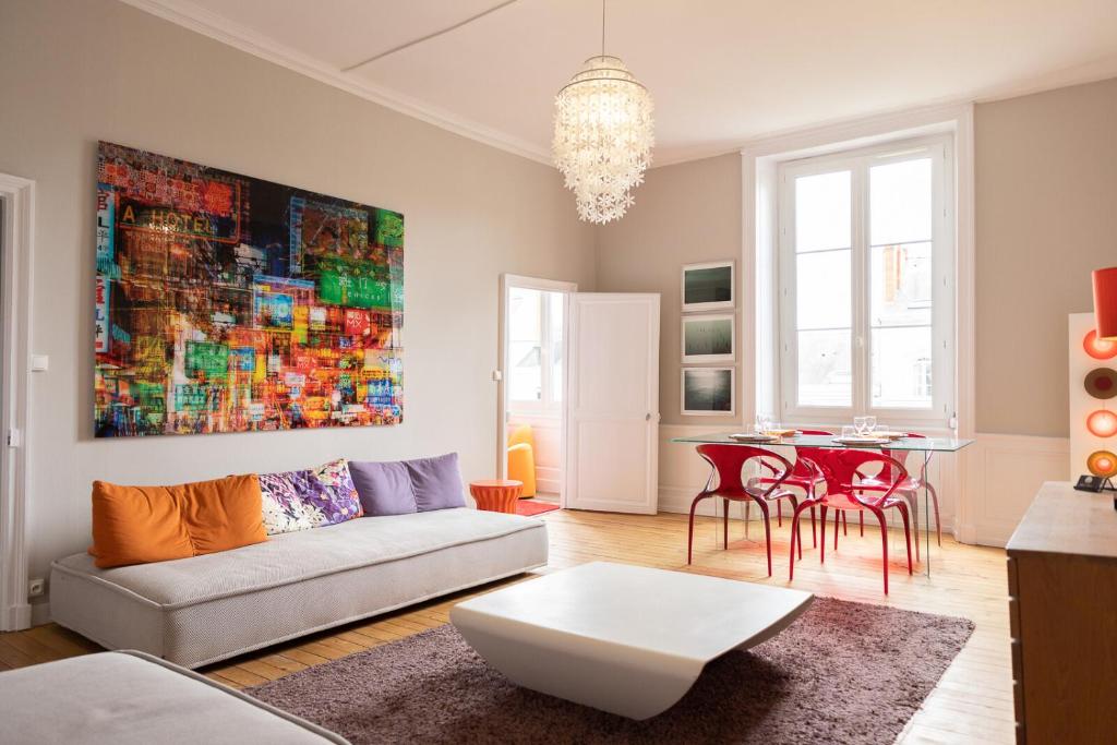 un salon avec un canapé et une table dans l'établissement BED I HOME 80M2 d’exception au centre d’Angers, à Angers