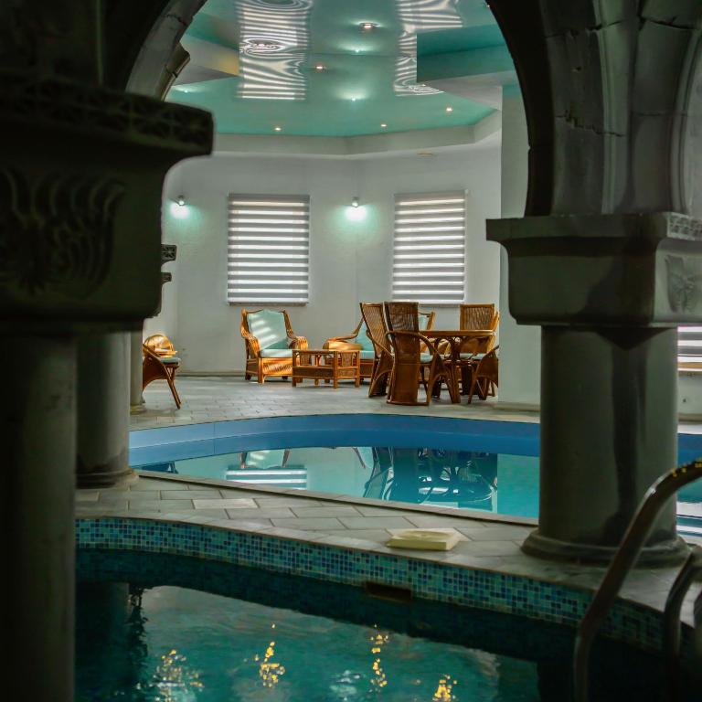 Bazén v ubytování Latar Hotel Yerevan nebo v jeho okolí