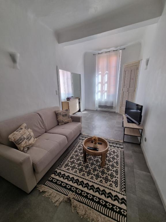 un salon avec un canapé et une télévision dans l'établissement Joli 2 pièces centre historique de Grasse, CLIM ET WIFI, à Grasse
