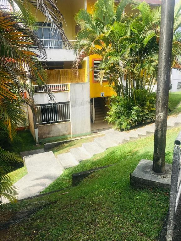 Un jardín fuera de APPART SPA 20 MIN port croisière et aéroport