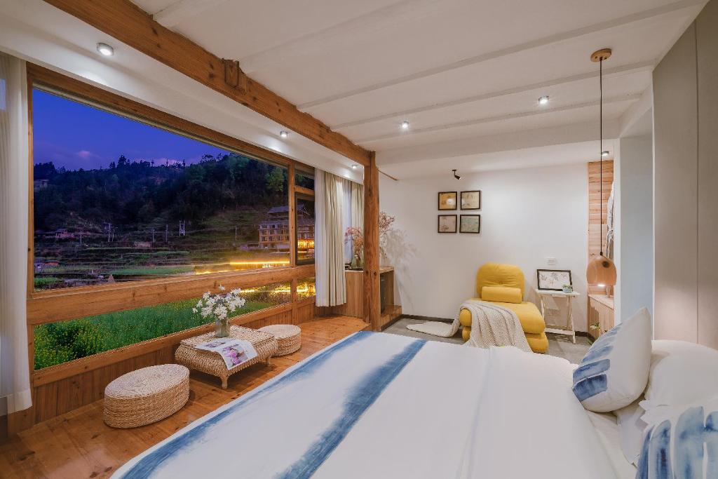 Postel nebo postele na pokoji v ubytování 肇兴溪舍山堂 Creekside Inn