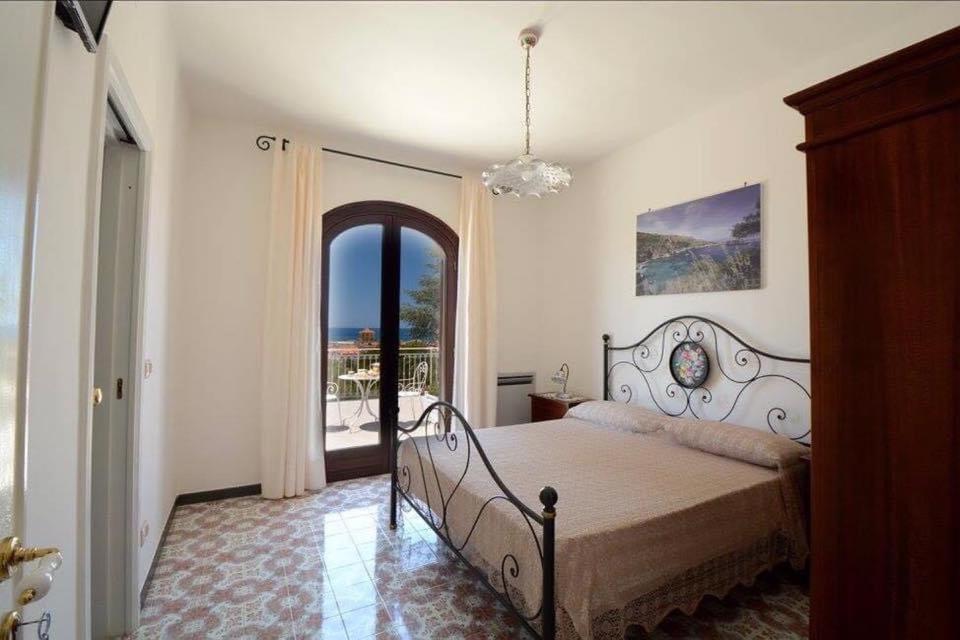 1 dormitorio con 1 cama y balcón en Il Paradiso Di Hyele, en Ascea