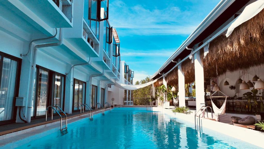 uma piscina no meio de um edifício em Diving Addiction Resort em Panglao