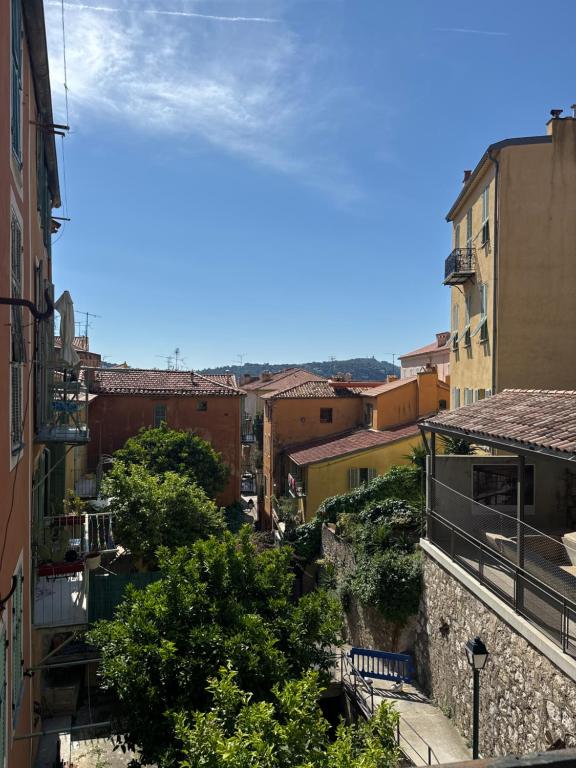 une vue d'une ville avec des bâtiments et des arbres dans l'établissement Le ville franche, à Villefranche-sur-Mer