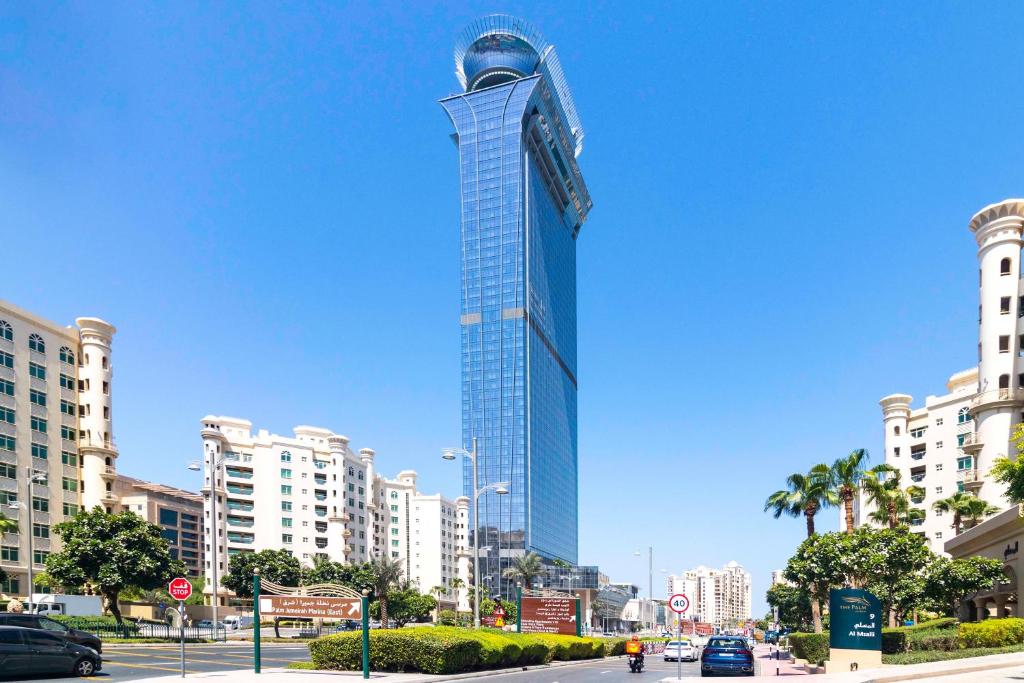 The Palm Tower في دبي: ناطحة سحاب طويلة في مدينة بها مباني