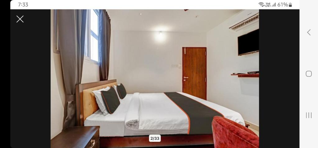 Srinidhi comfort في بانغالور: غرفه فندقيه بسرير ونافذه