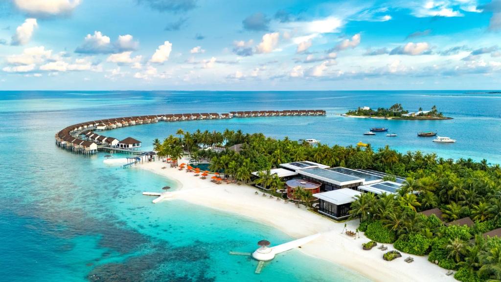 - une vue aérienne sur une île dans l'océan dans l'établissement OBLU SELECT Sangeli - Premium All Inclusive with Free Transfers, à Atoll Malé Nord