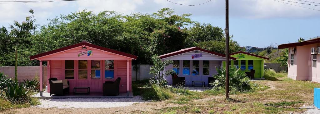 een groep kleine schuren naast elkaar bij Aquila apartments studio in Willemstad