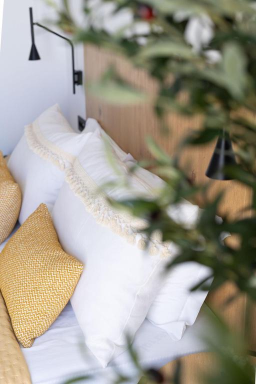 Postel nebo postele na pokoji v ubytování Olive Vista Suites