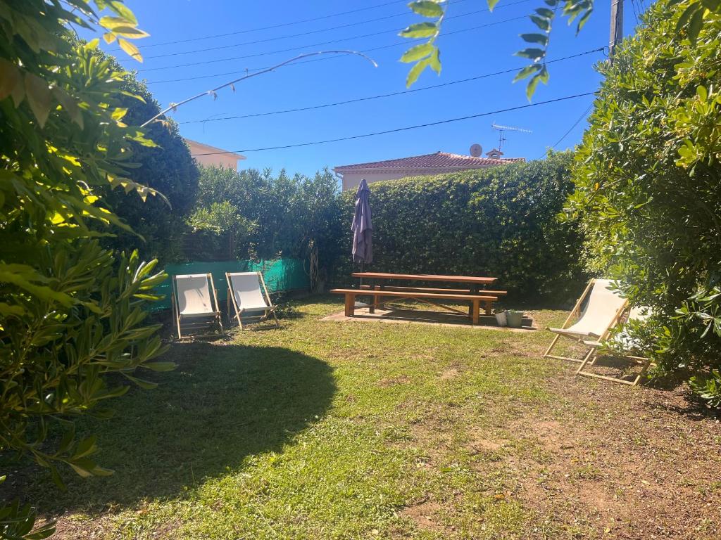 - une table de pique-nique et des chaises dans la cour dans l'établissement Provence deux chambres & jardin, à Antibes