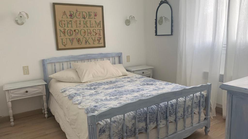 una camera con un letto e un piumone blu e bianco di Albizia a Vernet-les-Bains