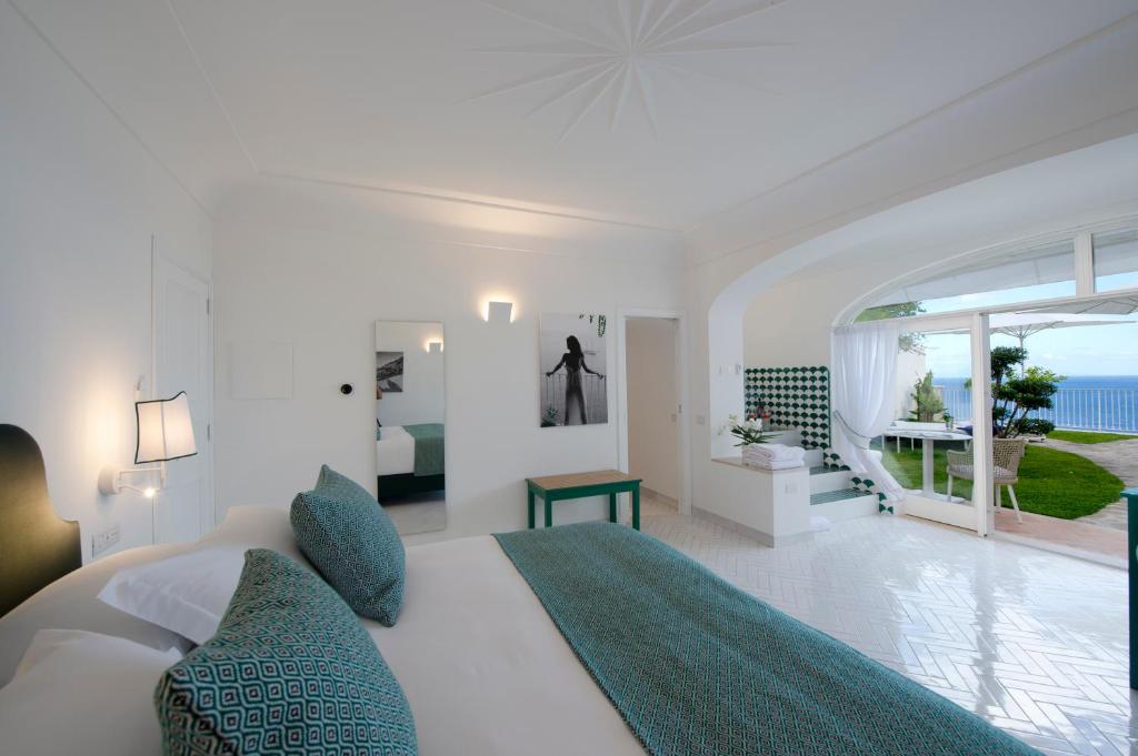 TV a/nebo společenská místnost v ubytování Villa Francesco Luxury Suites