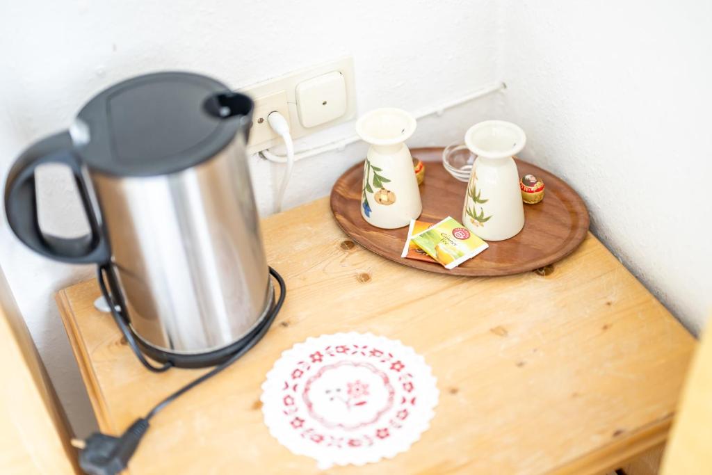 Příslušenství pro přípravu čaje a kávy v ubytování Haus Widdersteinblick