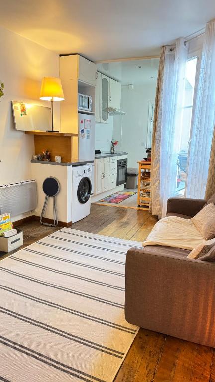 un salon avec un lit et une cuisine dans l'établissement APPARTEMENT*GARE DE L'EST-PARIS 10, à Paris