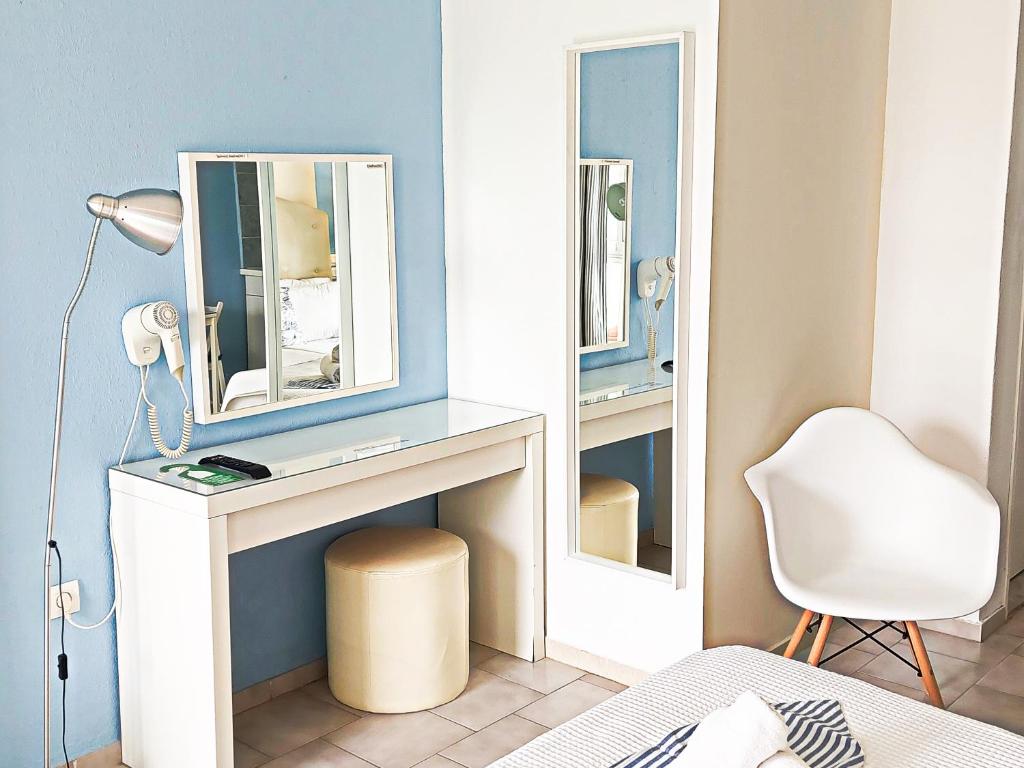 Seafront Studios and Apartments - 9