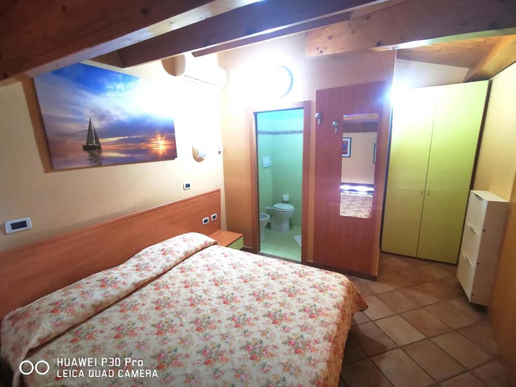 Postel nebo postele na pokoji v ubytování Porto Recanati Zimmer