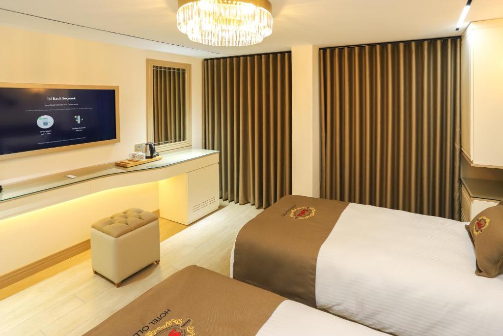 Habitación de hotel con cama y TV de pantalla plana. en Safa Hotel Old City, en Estambul