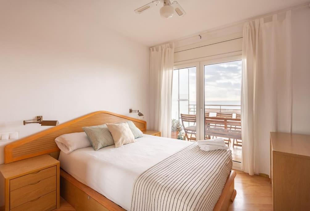 Postel nebo postele na pokoji v ubytování Sunset oceanfront