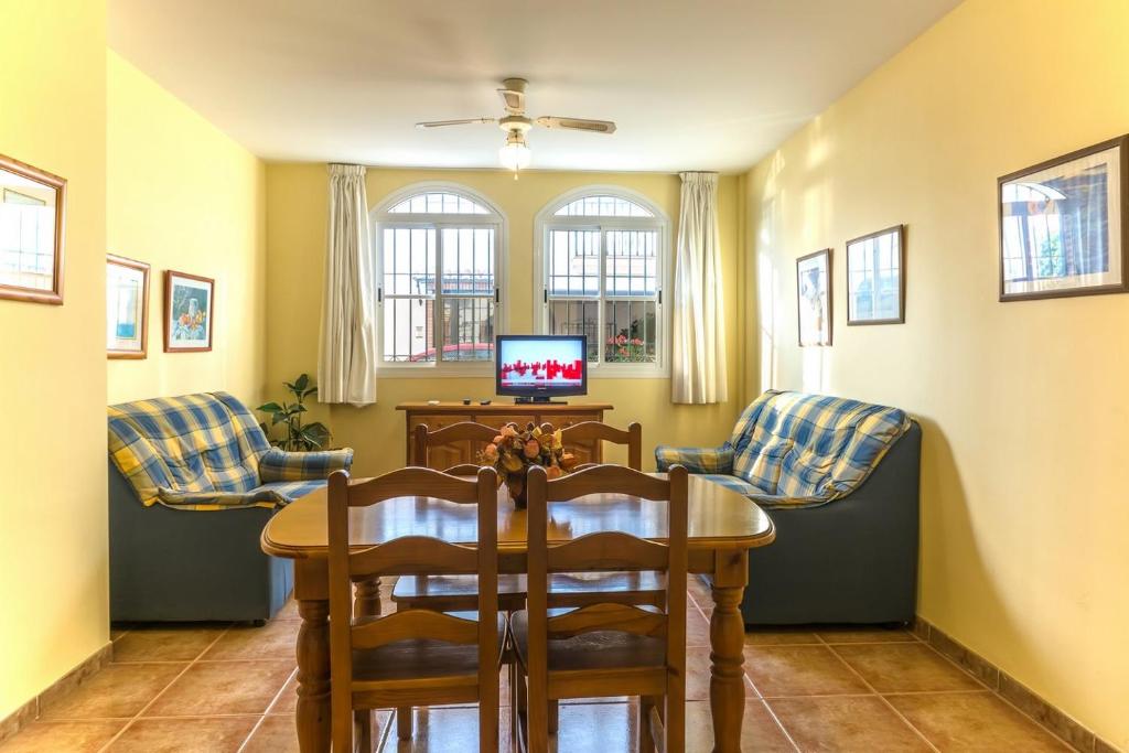 Zdjęcie z galerii obiektu Apartamentos La Casa del Barrio w mieście Maro