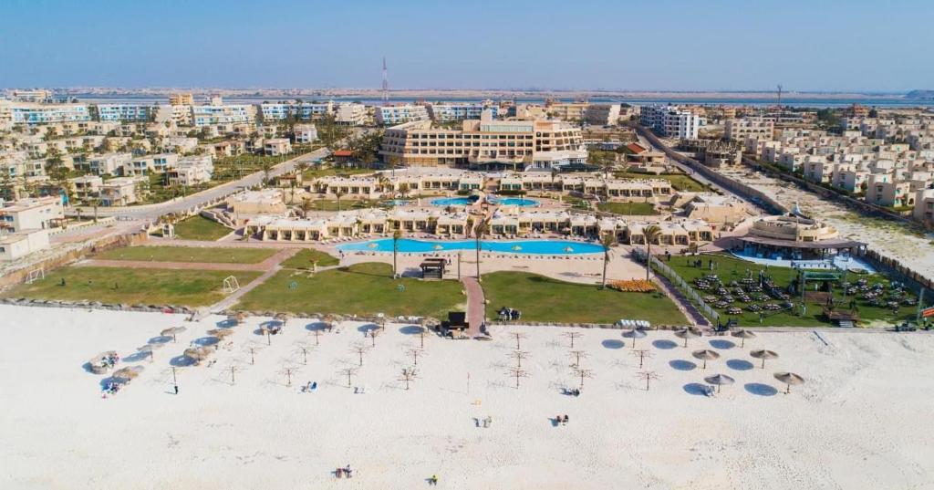 uma vista aérea de um resort com uma praia em Borg El Arab Beach Resort em Dawwār ‘Abd al Qādir Qāsim
