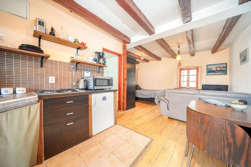 eine Küche und ein Wohnzimmer mit einem Tisch und einem Sofa in der Unterkunft Villa LaBelle Vera in Vodice