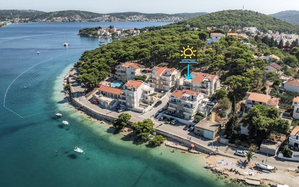 een luchtzicht op een klein stadje op een strand bij The Sun Terrace Apartment Rogoznica in Rogoznica