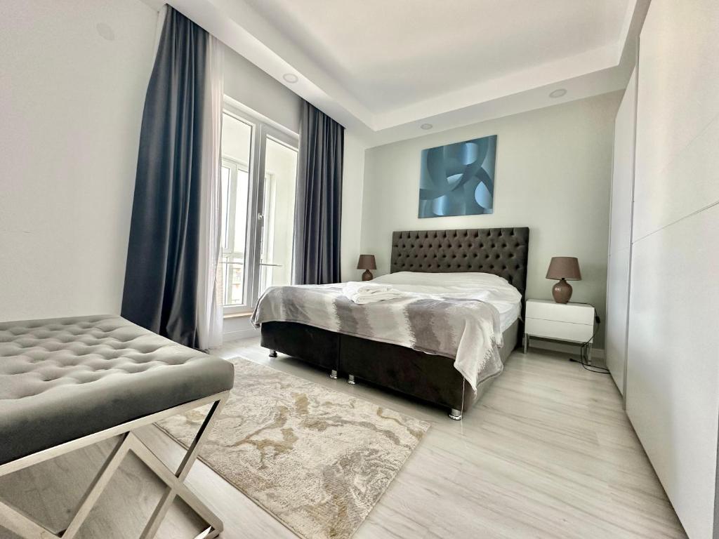 - une chambre avec un lit et un banc dans l'établissement Double Studio A601 StayInn by Cosmopolis, à Ştefăneştii de Jos