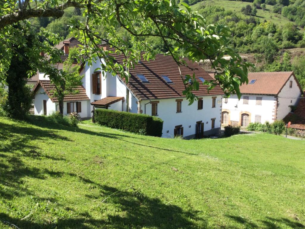 uma casa numa colina com um campo verde em Hotel Rural Aribe Irati em Aribe