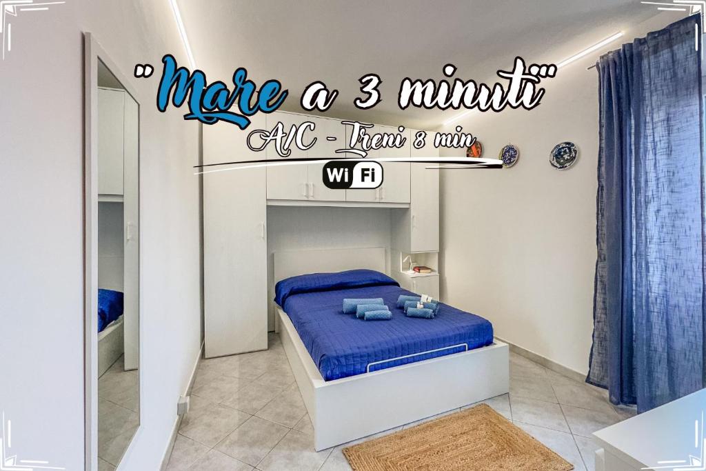 a bedroom with a bed with a sign that reads make a minute all that at Sea 3 min - Trains 8 - min - Free WiFi - AC in Albisola Superiore