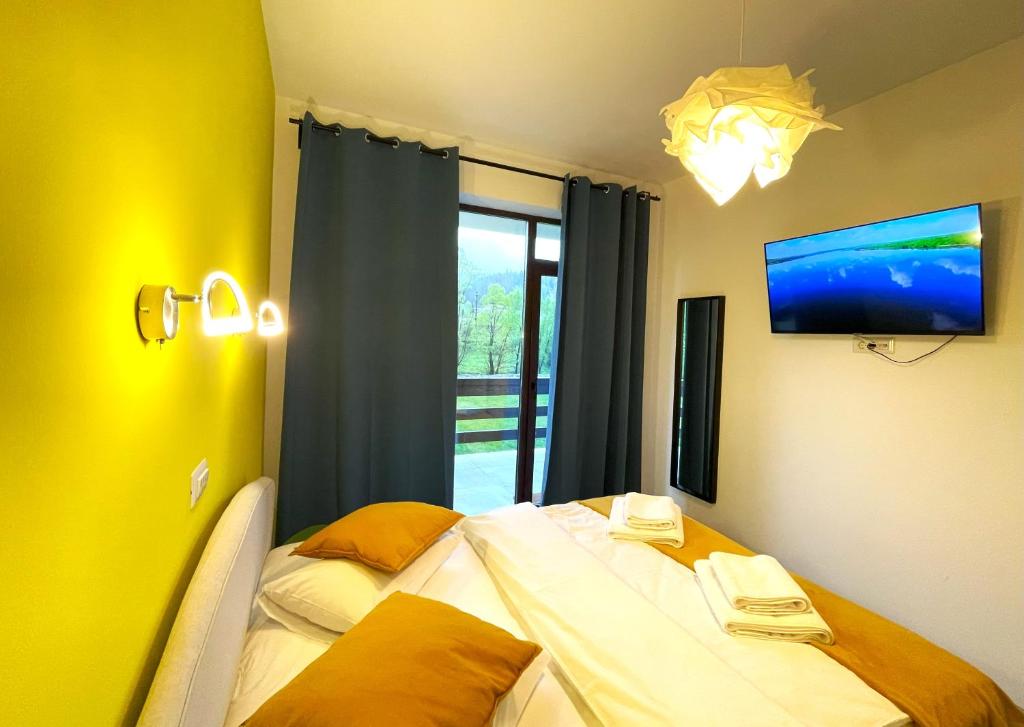 Cozy Riverfront Apartments with garden and mountain view - Apartment With Terrace