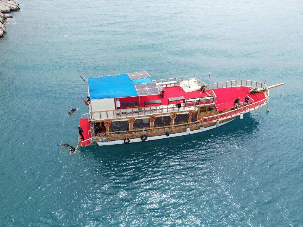 un barco en el agua con gente en él en Antalya Adrenalin, en Antalya