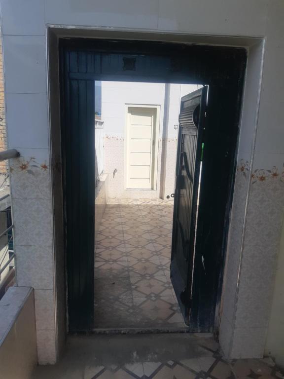 una porta per una camera con porta in un edificio di Shah Residence a Khwāzakhela