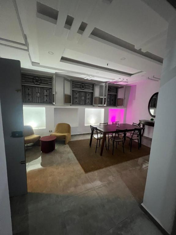 豪邁特蘇格的住宿－Villa dhia，客厅配有桌椅和粉红色的灯光