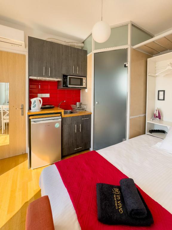 A kitchen or kitchenette at The Terrace with Acropolis & Athens view