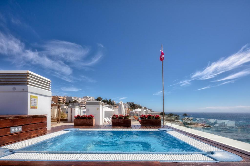 Bazén v ubytování Sud Ibiza Suites nebo v jeho okolí