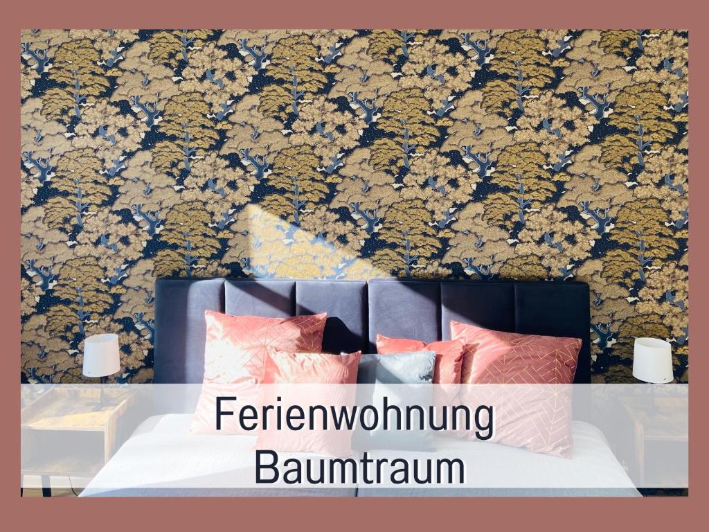 una camera da letto con un letto e carta da parati floreale di Schöne, ruhige Stadtwohnung, Küche, SmartTV, 1-5 Pers a Brandenburg an der Havel