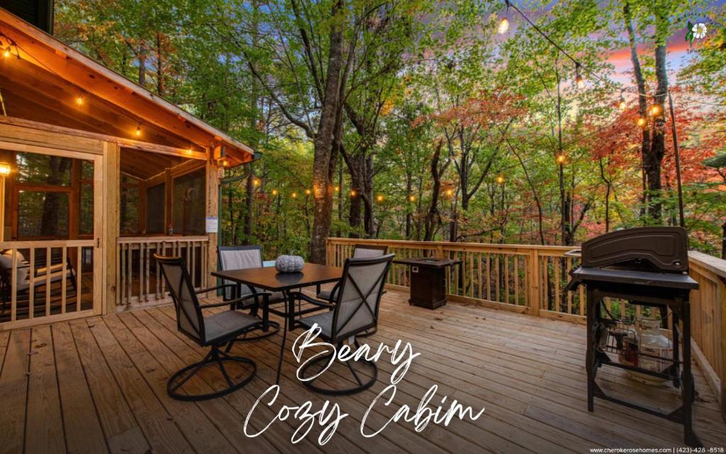 une terrasse en bois avec une table, des chaises et un grill dans l'établissement 'Beary Cozy Cabin' - Dogs Welcome Ellijay-HotTub, à Ellijay