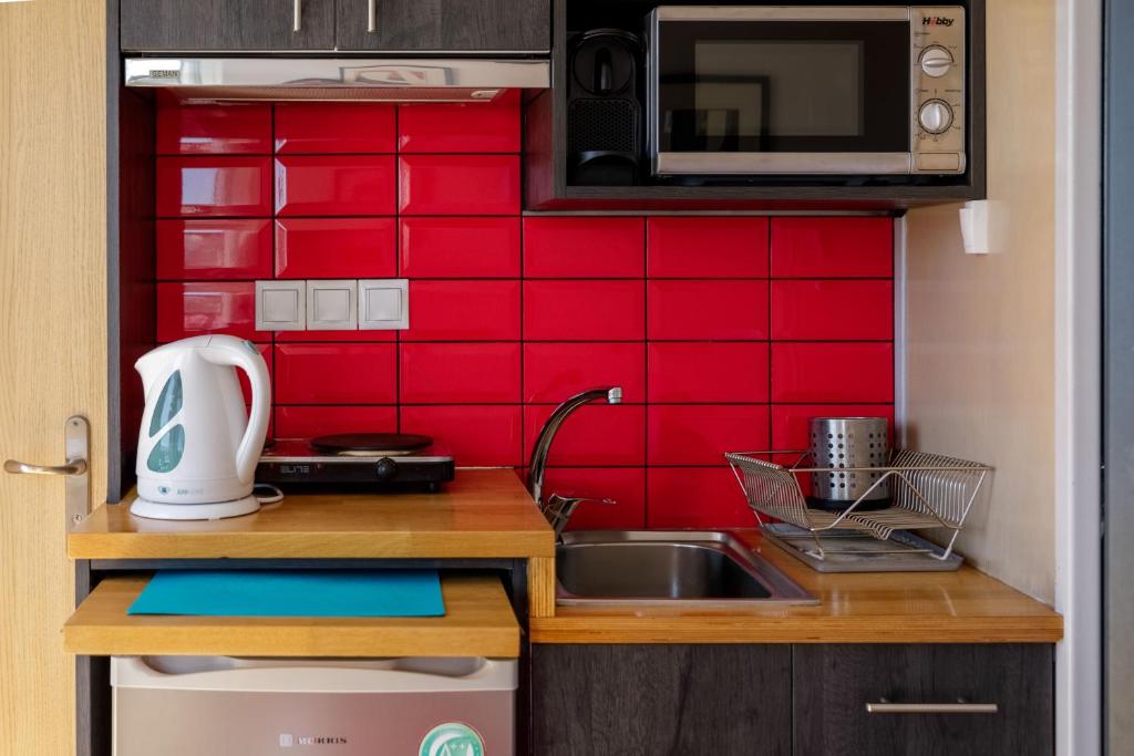 A kitchen or kitchenette at The Terrace with Acropolis & Athens view