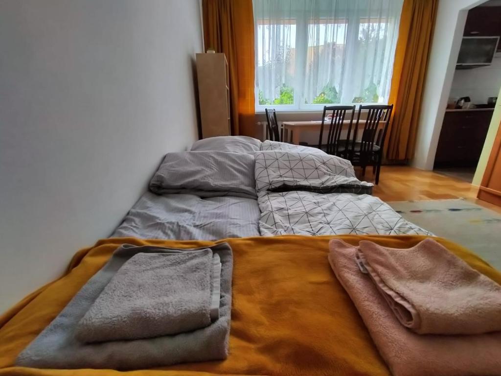 Bett in einem Zimmer mit Decken darauf in der Unterkunft Miejscówka nad morzem Nice two room apartment near the sea in Danzig
