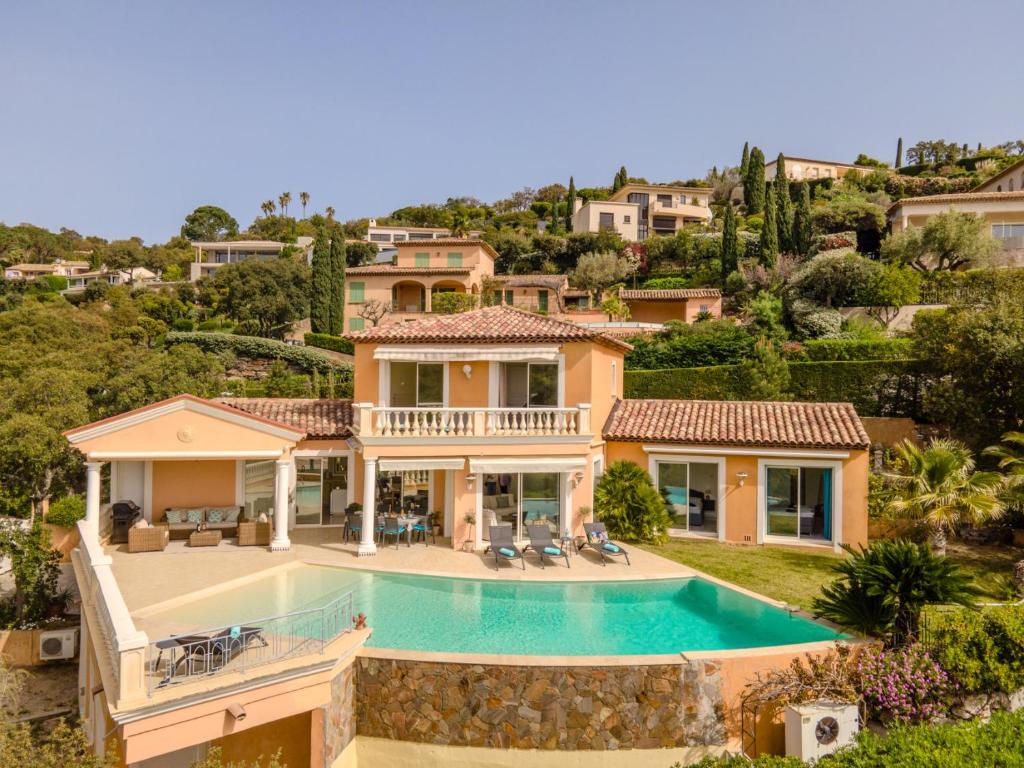 une vue aérienne d'une villa avec piscine dans l'établissement Provenzalische Villa Maison des Loups - Garten mit Meerblick und Infinity Pool by Riviera HomeLife, à Sainte-Maxime