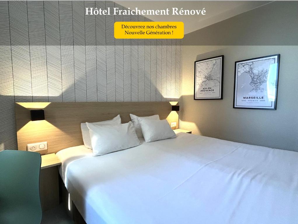 - un grand lit blanc dans une salle de soins de l'hôtel dans l'établissement Kyriad Martigues Sud, à Martigues