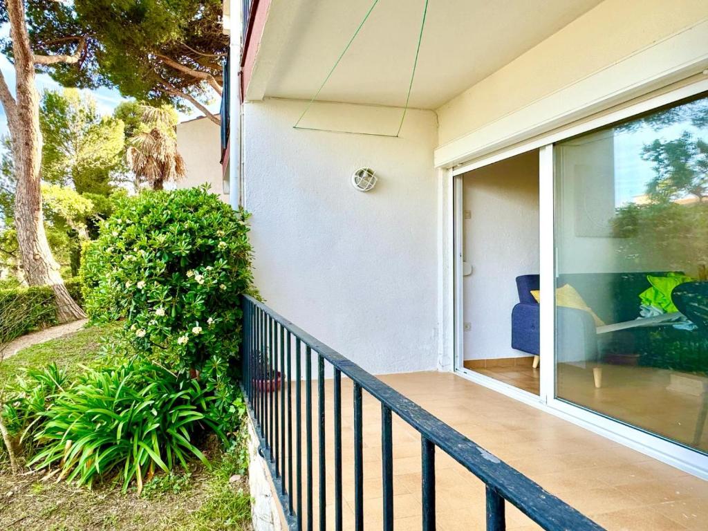 Vonkajšia záhrada v ubytovaní Apartment, short walk to the beach