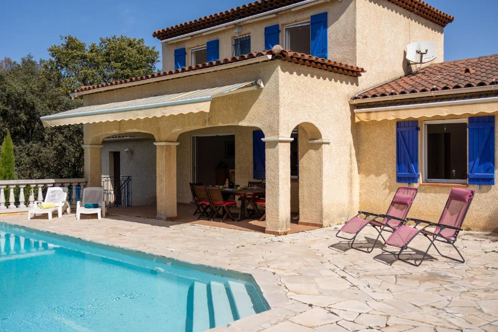 une maison avec une piscine devant une maison dans l'établissement Provenzalische Villa l'Olivier - mit Terrasse und privatem Pool by Riviera HomeLife, à Saint-Raphaël