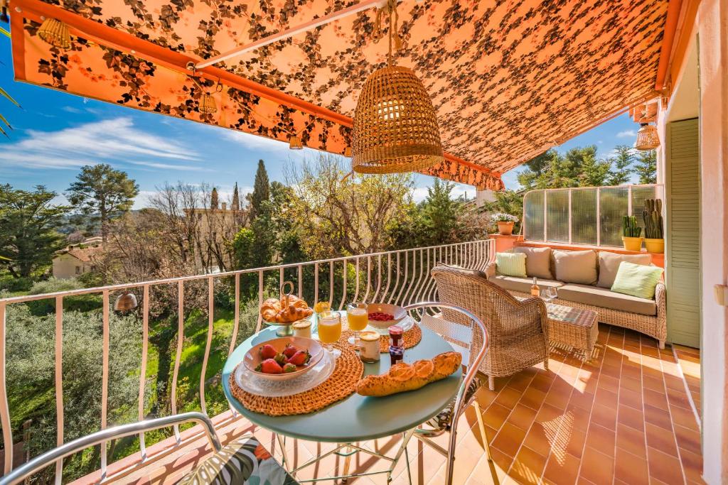 une table avec un bol de fruits sur un balcon dans l'établissement Le Mimosa, à Vence