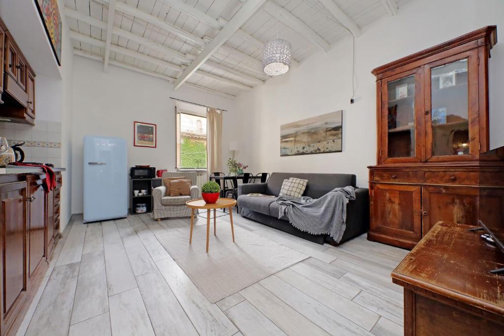 een woonkamer met een bank en een tafel bij Fidelio Holiday Home in Rome