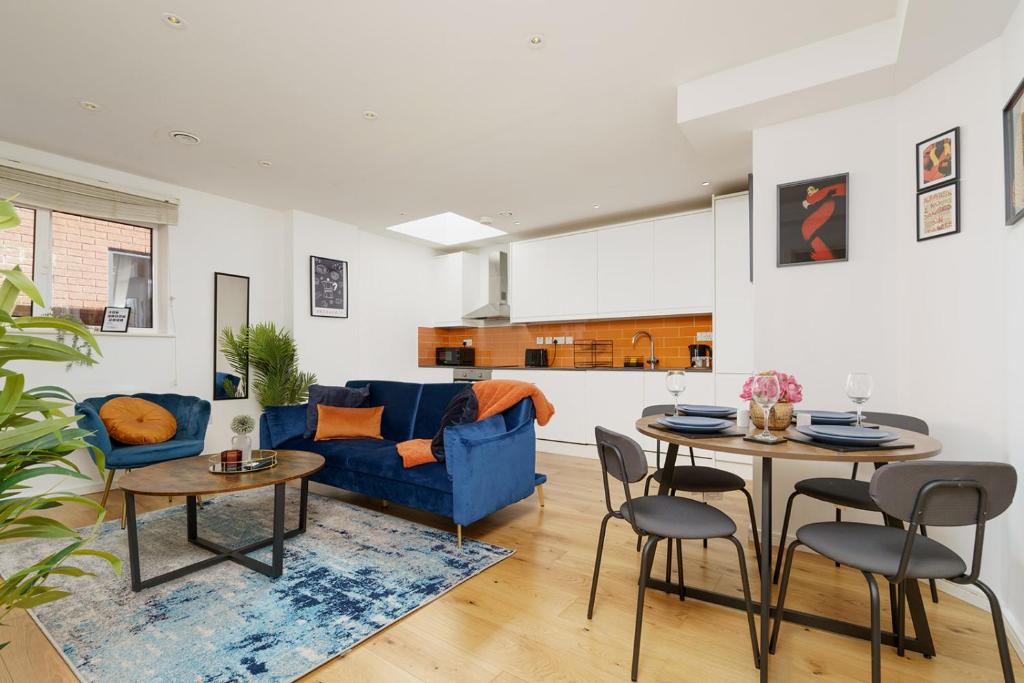 sala de estar con sofá azul y mesa en Central Location, Sleeps 3, Perfect for Trades, en Hemel Hempstead